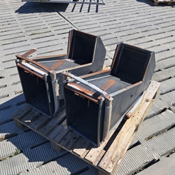  2 Stück gebrauchte Futterautomaten 34x48x100 cm